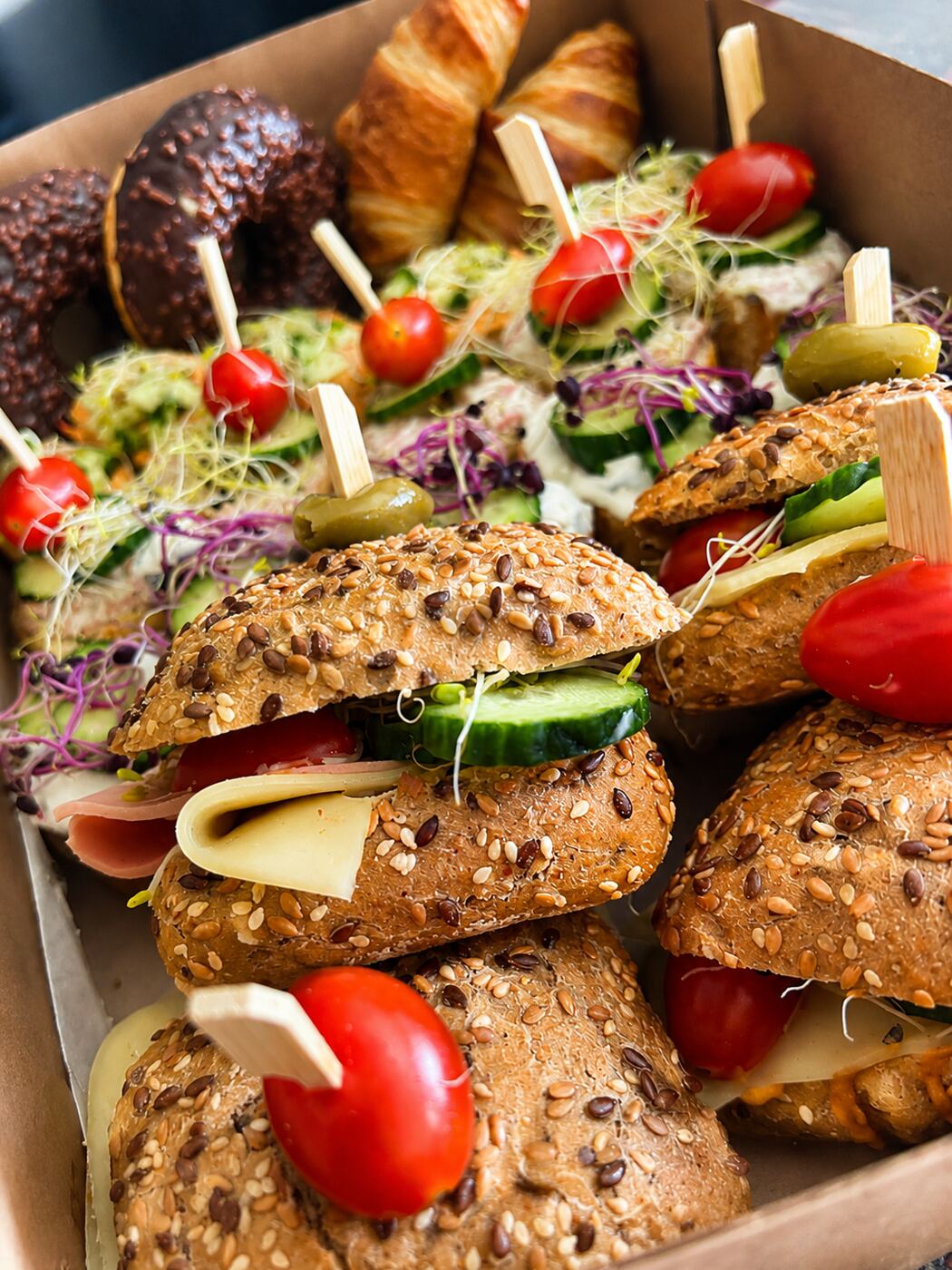 Cateringbox met broodjes, croissants en zoetigheden