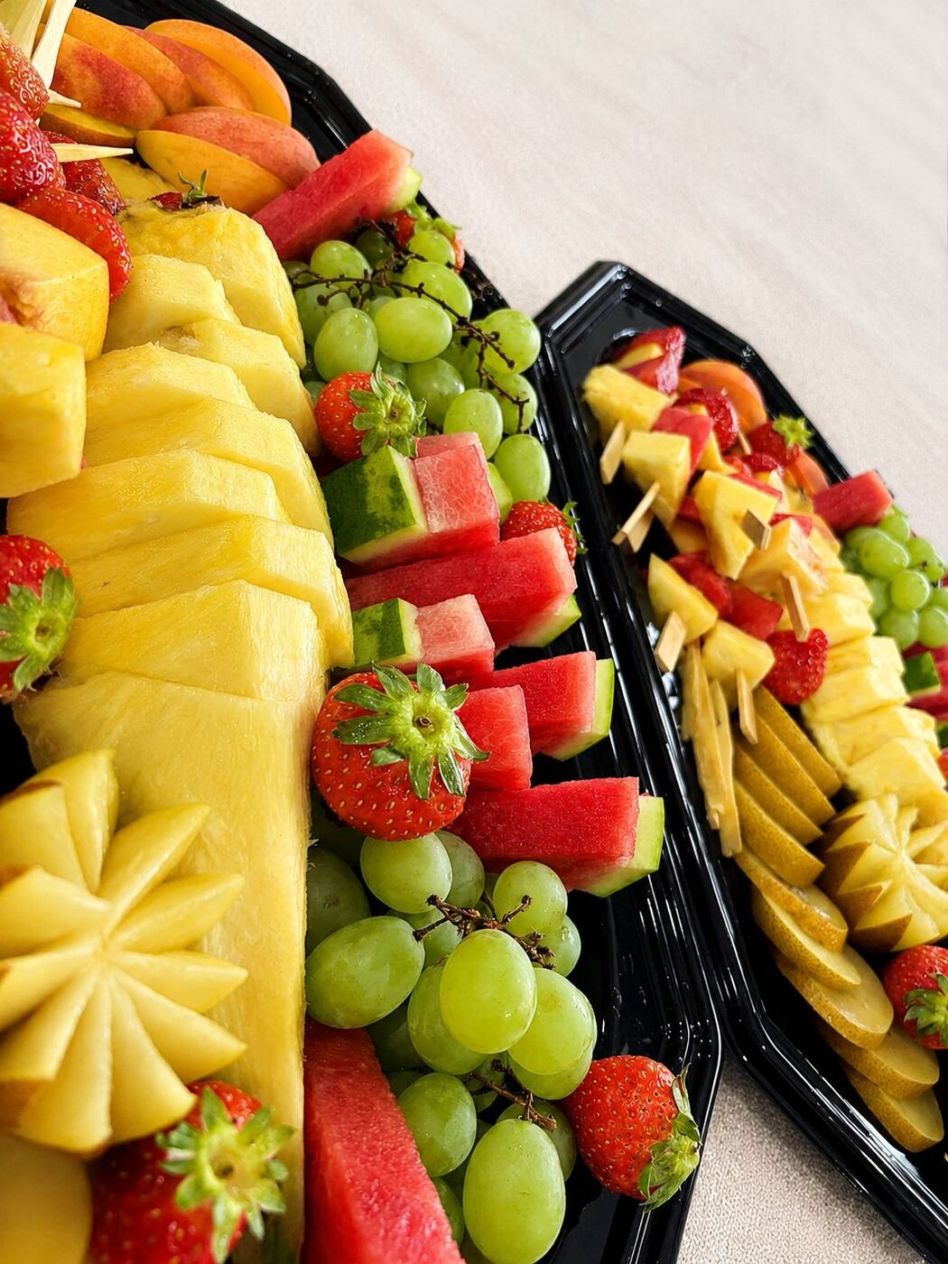 Fruitschaal met ananas, meloen, aardbei en druif