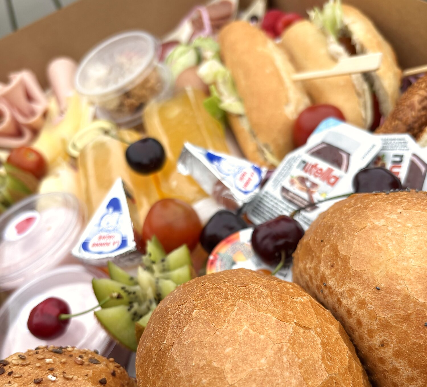 Ontbijtbox Classic met broodjes, beleg, fruit en zuivel