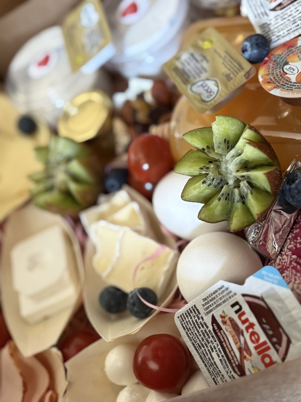 Ontbijtbox Deluxe met kaas, ei, honing, kiwi en Nutella