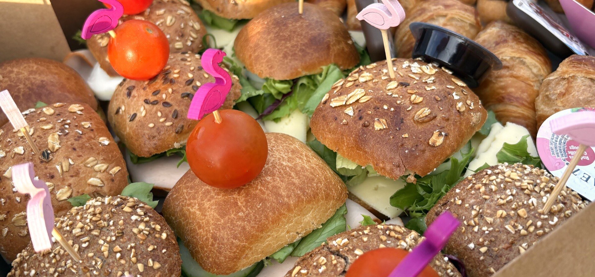 Broodjesbox met verse belegde broodjes, croissants en zoetigheden